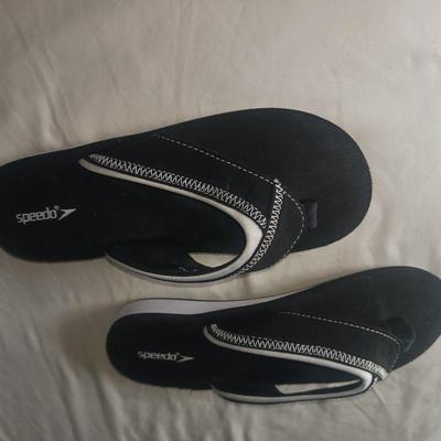 LIKE NEW LADIES SPEEDO FLIP FLOPS SIZE 7.5
