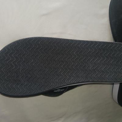 LIKE NEW LADIES SPEEDO FLIP FLOPS SIZE 7.5