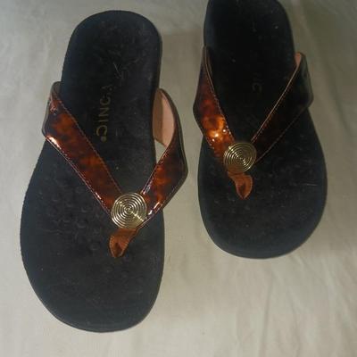 LIKE NEW LADIES VIONIC FLIP FLOPS SIZE 7.5