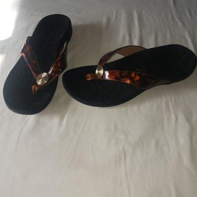 LIKE NEW LADIES VIONIC FLIP FLOPS SIZE 7.5