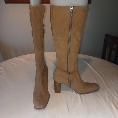 LIKE NEW LADIES CANDIE'S BOOTS SIZE 7