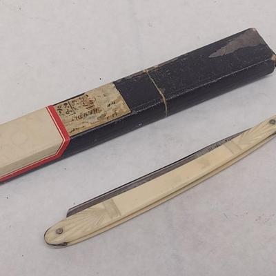 Vintage The Fisher 'Highest Quality' Straight Blade Shaver with Celluloid Handle and Box (#4)