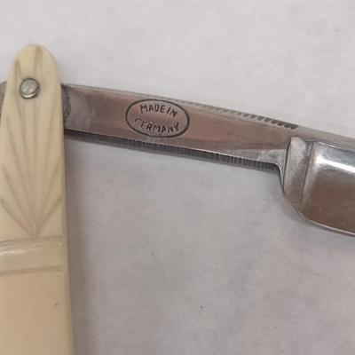 Vintage The Fisher 'Highest Quality' Straight Blade Shaver with Celluloid Handle and Box (#4)