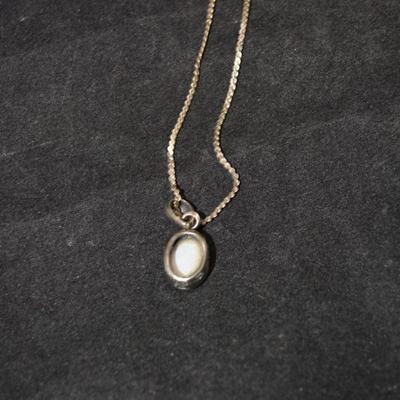 925 Sterling Serpentine Chain w/ 925 Mother of Pearl Pendant 18