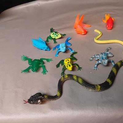 RUBBER AND PLASTIC SNAKES, FROGS AND FISH