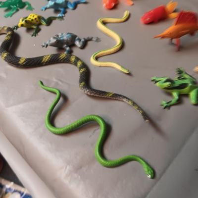 RUBBER AND PLASTIC SNAKES, FROGS AND FISH
