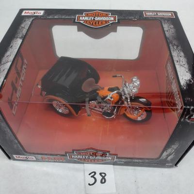Harley-Davidson Maisto 1947 Servi-Car Motorcycle Die Cast with Box (#38)