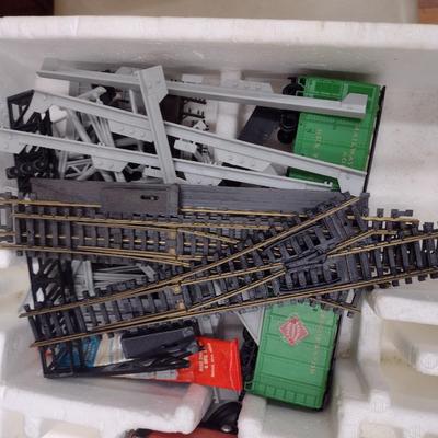 Lionel HO Train Set with Operating Crane Car Feature with Box