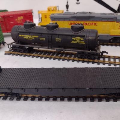 Lionel HO Train Set with Operating Crane Car Feature with Box