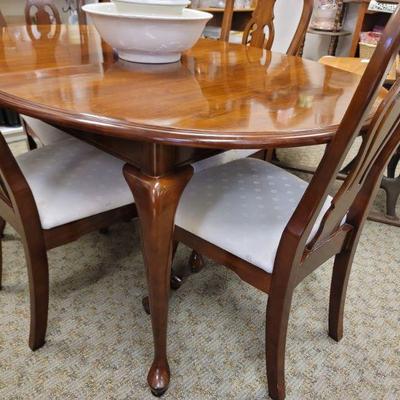 Beautiful dining table with leaves & pads - $350