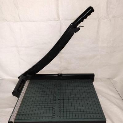 PAPER CUTTER AND COLORED PAPER