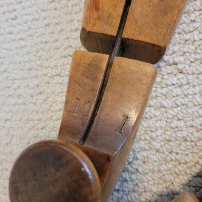 Waldorf Astoria Wooden Hangers, Allen Edmonds Shoe Trees and More (B2-CE)