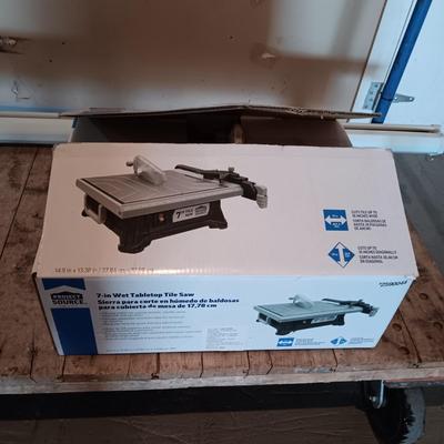 LIKE NEW 7 INCH WET TABLETOP TILE SAW