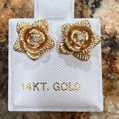 14kt & Diamond pierced Earring 3.1 grams