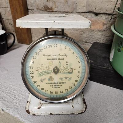 Vintage pie holder and scale