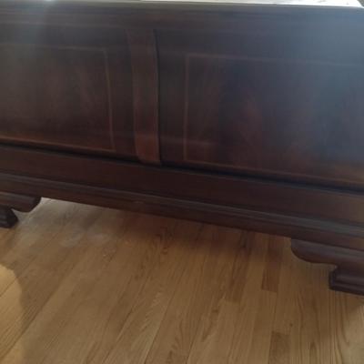 Mahogany Finish Queen Size Sleigh Bed Frame with Sleep Number i8 Series Mattress Set