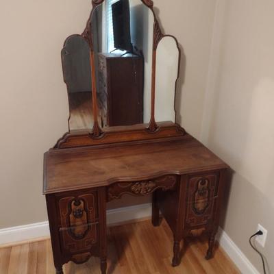 Vintage Solid Wood Vanity Dresser with Stylish Three Panel Mirror