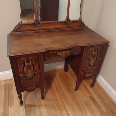 Vintage Solid Wood Vanity Dresser with Stylish Three Panel Mirror
