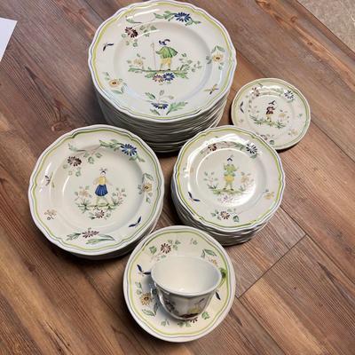 Longchamp Moustiers China Dinnerware 8+ Person Setting (S-RG)