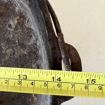 14 Footed Cast Iron Pot With Coal Lid