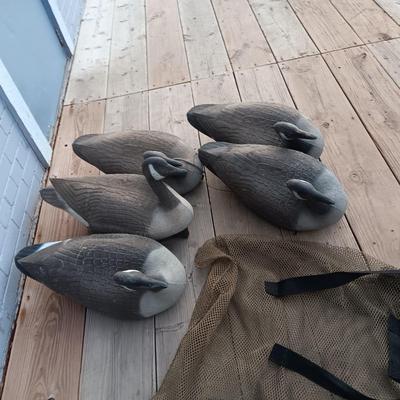 5 GEESE DECOYS WITH A MESH CARRY BAG