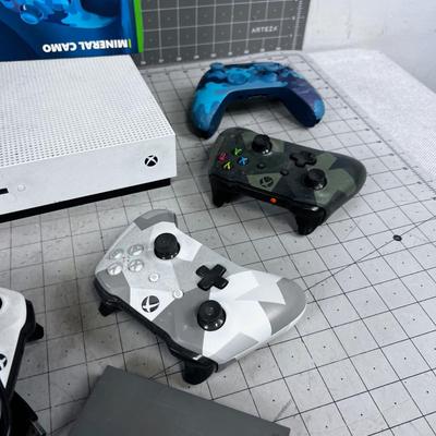 XBOX 1  with CONTROLLERS, Console, External Drive No charging cables