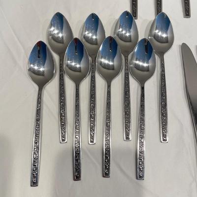 Wood Placemats w/ 8-Person OneidaCraft Flatware Set (DR-SS)