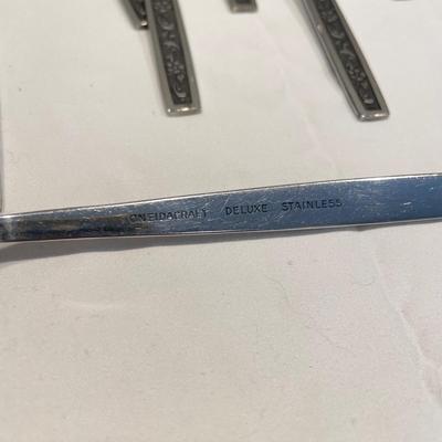 Wood Placemats w/ 8-Person OneidaCraft Flatware Set (DR-SS)