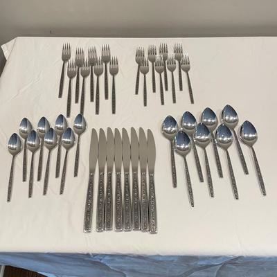 Wood Placemats w/ 8-Person OneidaCraft Flatware Set (DR-SS)