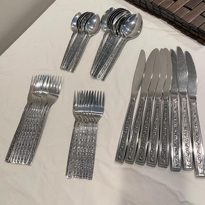 Wood Placemats w/ 8-Person OneidaCraft Flatware Set (DR-SS)