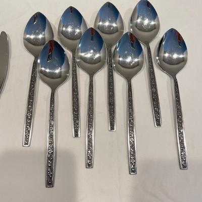 Wood Placemats w/ 8-Person OneidaCraft Flatware Set (DR-SS)