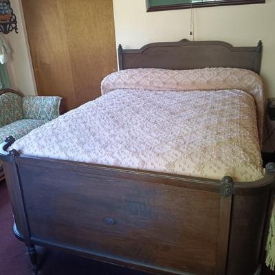 LOT 20: Vintage Queen Size Chenille Bedspread
