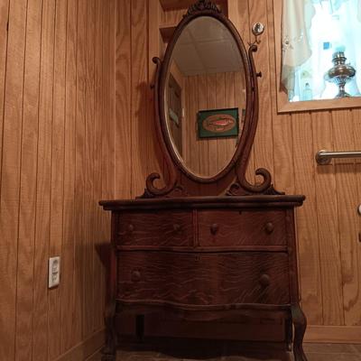 LOT 23: Antique Dresser/Washstand