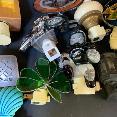 LOT 121: Large Assortment of Vintage and Contemporary Night Lights