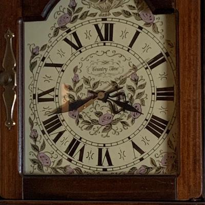 LOT 133: Beautiful Colonial Style Wooden Quartz Wall Clock
