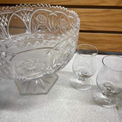 Clear glass and 1 green glass dish