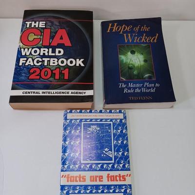 Softback books - The CIA World factbook - The master plan to rule the world - 