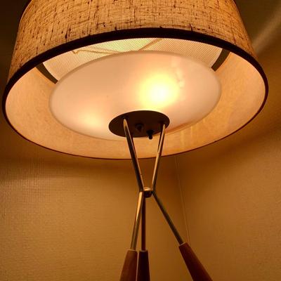 LOT 92 L: Vintage Mid Century Modern Tripod Table Lamp