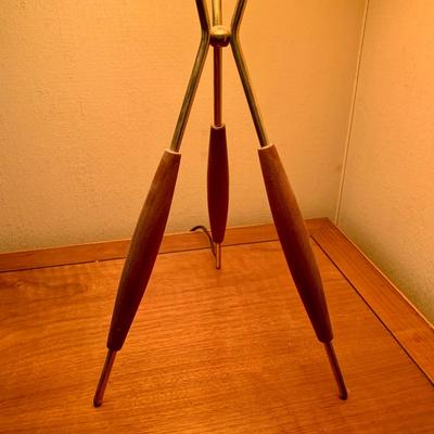 LOT 92 L: Vintage Mid Century Modern Tripod Table Lamp