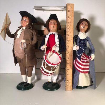 LOT 242G: Byer's Choice The Carolers w/ King George Inn Box - 2006 Benjamin Franklin, 2002 Betsy Ross & 2003 Colonial Drummer
