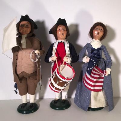 LOT 242G: Byer's Choice The Carolers w/ King George Inn Box - 2006 Benjamin Franklin, 2002 Betsy Ross & 2003 Colonial Drummer