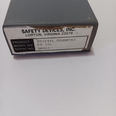 Digital Ohmmeter Model SD104 Safety device with case