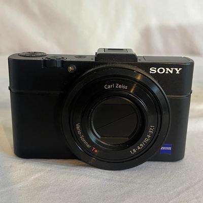 Two Sony Digital Cameras (O-MG)