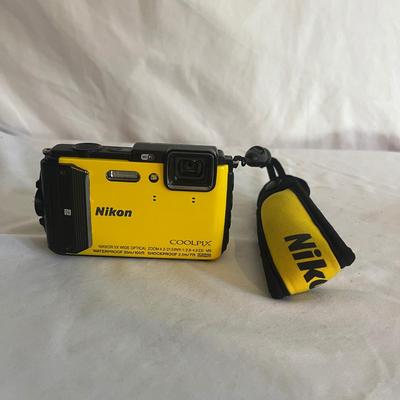 Nikon Digital Coolpix Waterproof Camera (O-MG)