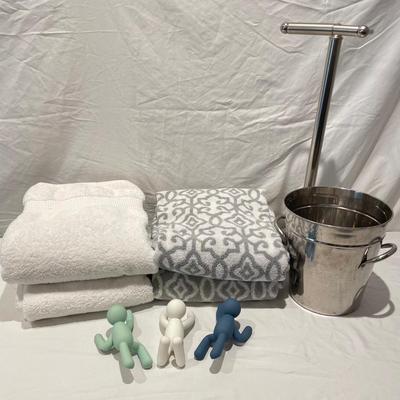 Modern Bathroom Necessities (DR-SS)