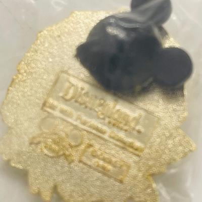 Disneyâ€™s Disneyland Enchanted Tiki Room Pierre Parrot Collector pin sealed new cond.