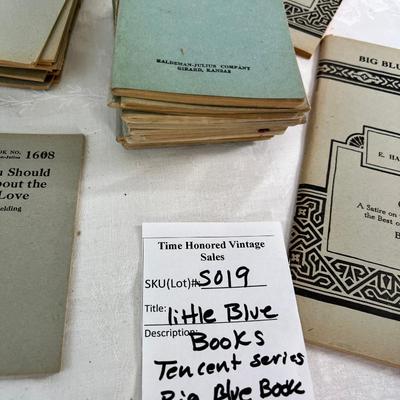 large lot 68-3000 Little blue books, big blue books