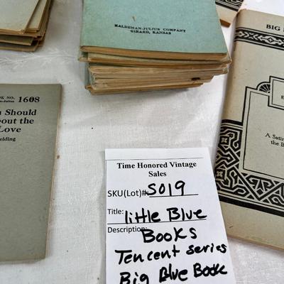 large lot 68-3000 Little blue books, big blue books