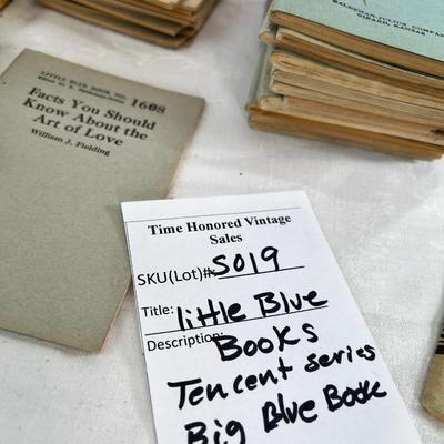 large lot 68-3000 Little blue books, big blue books