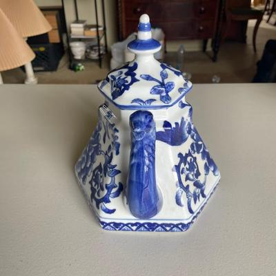 The Bombay Company Chinese Porecelain Blue and White Tea Pot